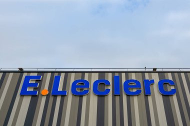 Bois-d 'Arcy, Fransa - 7 Ekim 2021: E. Leclerc alışveriş merkezi ve hipermarket cephesinde imza ve logo