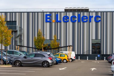 Bois-d 'Arcy, Fransa - 7 Ekim 2021: E. Leclerc alışveriş merkezi ve hipermarket manzarası