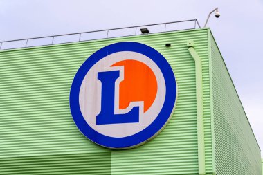 Bois-d 'Arcy, Fransa - 7 Ekim 2021: E. Leclerc alışveriş merkezi ve hipermarket ön cephesinde logo