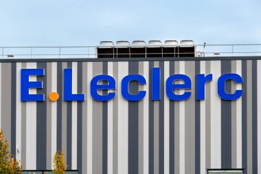 Bois-d 'Arcy, Fransa - 7 Ekim 2021: E. Leclerc alışveriş merkezi ve hipermarket cephesinde imza ve logo