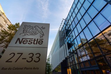 Issy-les-Moulineaux, Fransa - 17 Ekim 2021: İsviçre 'nin çok uluslu Nestle şirketinin Fransız yan kuruluşu olan Nestle France' ın ana binasına giriş