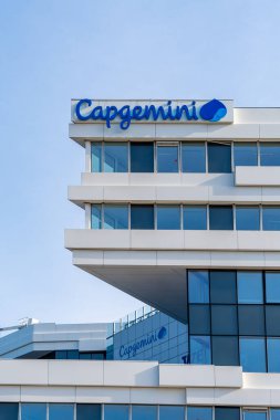 Issy-les-Moulineaux, Fransa - 11 Şubat 2021: 50 'den fazla ülkede bulunan bir Fransız dijital servis şirketi olan Capgemini' nin merkez binasının dış görünüşü