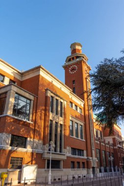 Montrouge, Fransa - 4 Nisan 2021: Beffroi de Montrouge 'un dış görünüşü, kültürel ve kongre merkezi, Place Emile-Cresp ve geleneksel Montrouge Sanat Fuarı' na ev sahipliği yapmaktadır.