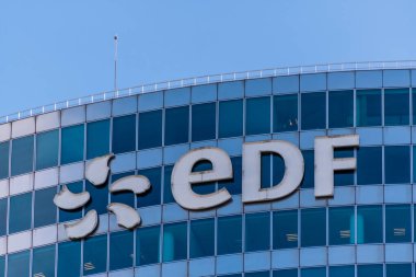 Puteaux, Fransa - 12 Kasım 2020: Paris-La Savunma 'daki EDF kulesinin tepesindeki logo. EDF (Electricit de France) Fransız elektrik tedarikçisidir.