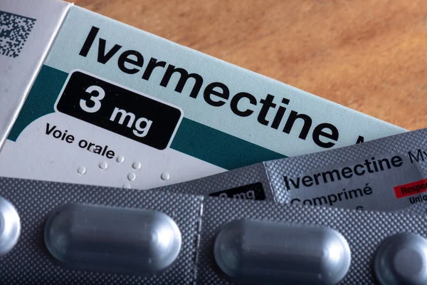 2021年4月2日フランス クラマート 抗寄生虫薬Ivermectinの箱とCovid 19疾患の治療の可能性 — ストック写真