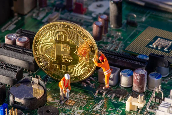Bilgisayar içinde Bitcoin madenciliği. İki küçük Bitcoin madencisi anakart devrelerinden elektronik mayınlı dijital kripto para çıkarıyorlar.