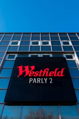 Le Chesnay-Rocquencourt, Fransa - 18 Ocak 2022: Westfield Parly 2 bölgesel alışveriş merkezi cephesinde logo. Bu alışveriş merkezi Unibail-Rodamco-Westfield tarafından yönetiliyor.