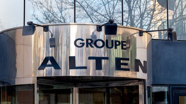Boulogne-Billancourt, Fransa - 21 Ocak 2022: Yüksek teknoloji mühendisliği ve danışmanlık alanında önde gelen Avrupalı bilişim hizmetleri şirketi Alten Grubu 'nun genel merkezinin girişini imzalayın