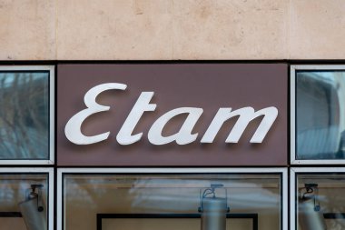 Clichy, Fransa - 30 Ocak 2022: Etam Group 'un (veya EtamGroupe) Etam butiği, hazır giyim ve kadın iç çamaşırı satan bir Fransız aile şirketi.