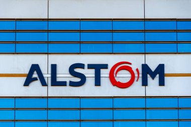 Saint-Ouen, Fransa - 30 Ocak 2022: Fransız çokuluslu bir şirket olan Alstom 'un karargahının logosu, özellikle demiryolu taşımacılığı (tren, tramvay ve metro) alanında uzmanlaşmıştır.)
