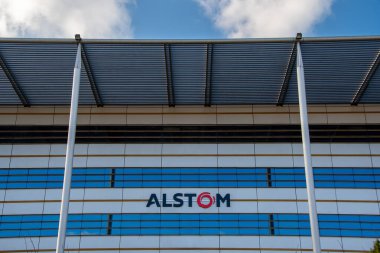 Saint-Ouen, Fransa - 30 Ocak 2022: Fransız çokuluslu bir şirket olan Alstom 'un genel merkezinin dış görünüşü çoğunlukla demiryolu taşımacılığı (tren, tramvay ve metro) alanında uzmanlaşmıştır.)