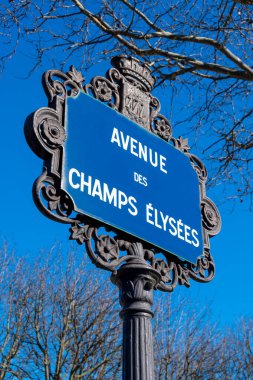 Paris, Fransa 'nın en güzel, ünlü ve turistik caddelerinden biri olan Champs-Elysees Bulvarı' nın geleneksel Paris sokak tabelası.