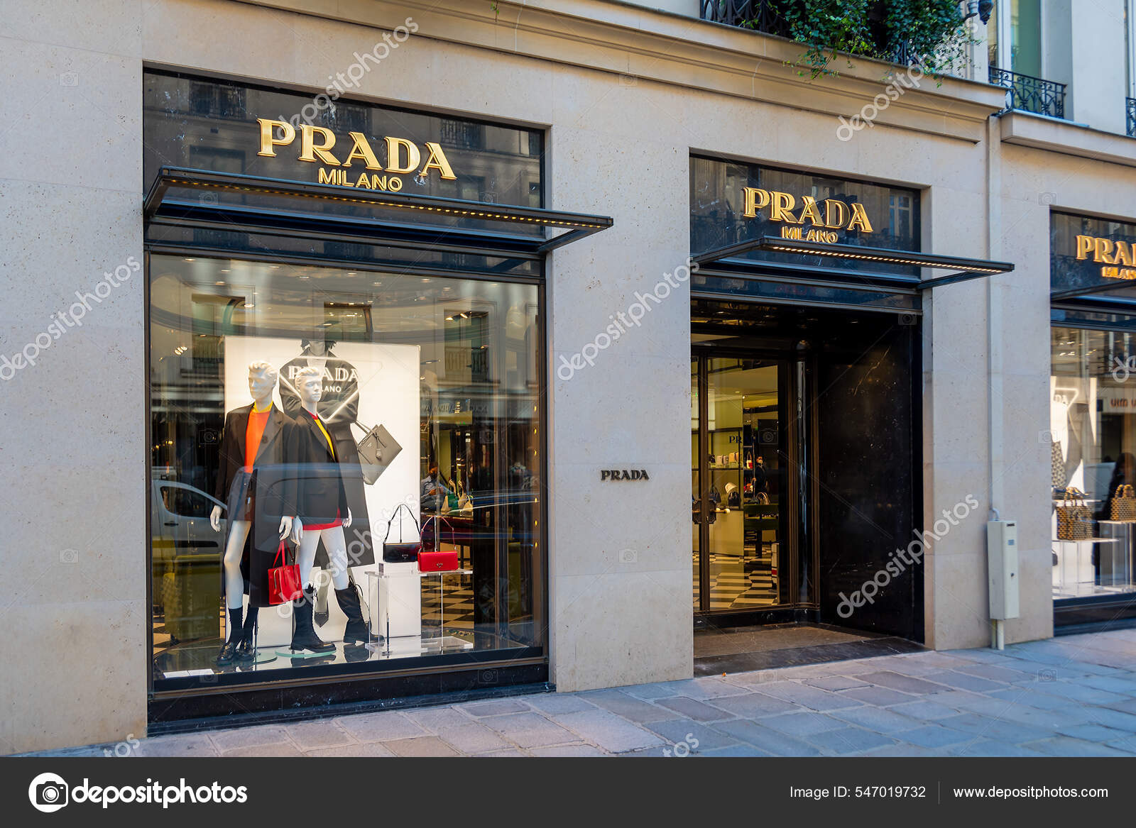 Paris França Fevereiro 2022 Vista Exterior Uma Boutique Prada Marca —  Fotografia de Stock Editorial © HJBC #547019732