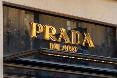 Paris, Fransa - 9 Şubat 2022: İtalya 'da lüks ve moda alanında uzmanlaşmış bir İtalyan markası olan Prada butiğinin işareti