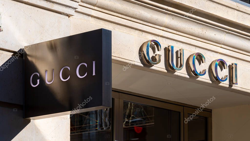 este Fatídico ampliar París, Francia - 9 de febrero de 2022: Signo de una tienda Gucci, una marca  italiana originaria de Florencia, en Italia, especializada en moda y lujo,  y actualmente subsidiaria del grupo Kering 2023