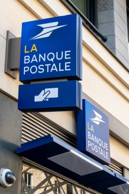 Paris, Fransa - 14 Şubat 2022: La Banque Postale imzası, La Poste grubunun% 100 yan kuruluşu ve finansal hizmetler alanında uzmanlaşmış bir Fransız bankası.