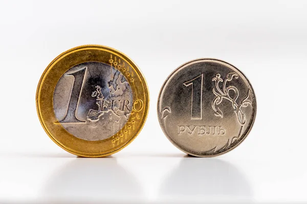 1欧元和1卢布的硬币 背景为白色 欧洲联盟与俄罗斯联邦之间的汇率 金融交易和商业交易概念 — 图库照片