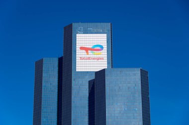 Courbevoie, Fransa, 14 Mart 2022: Petrol şirketi TotalEnergies 'in genel merkezi olan Paris La Defense' ın iş bölgesinde bulunan kulenin dış görünümü
