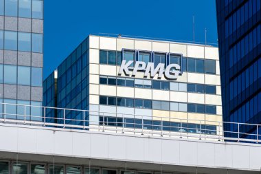 Courbevoie, Fransa - 14 Mart 2022: Paris-La Savunma ticaret bölgesinde yer alan bir denetim ve danışmanlık firması olan KPMG France 'ın genel merkezinin dış görünümü