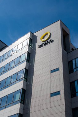 Chatillon, Fransa - 10 Nisan 2022: Nükleer yakıt döngüsü faaliyetlerinde uzmanlaşmış Fransız çok uluslu bir şirket olan Orano 'nun (eski Areva) merkez binasının dış görünümü