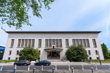 Boulogne-Billancourt, Fransa - 1 Mayıs 2022: Paris 'in batısındaki Boulogne-Billancourt belediyesinin dış manzarası, Hauts-de-Seine bölgesinde yer almaktadır.