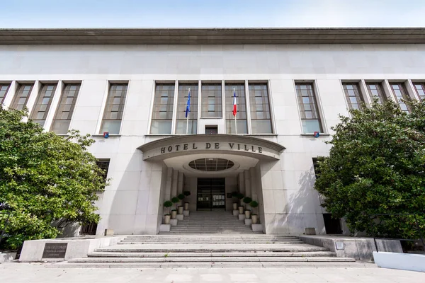 Boulogne-Billancourt, Fransa - 1 Mayıs 2022: Paris 'in batısındaki Boulogne-Billancourt belediyesinin dış manzarası, Hauts-de-Seine bölgesinde yer almaktadır.