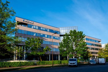 Velizy-Villacoublay, Fransa - 28 Mayıs 2022: Fransa 'nın dış görünümü. Teyit, ödeme terminalleri ve platformlarında uzmanlaşmış bir Amerikan şirketidir.