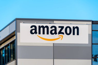 Velizy-Villacoublay, Fransa - 28 Mayıs 2022: Velizy-Villacoublay 'daki Amazon Lojistik dağıtım acentesinin logosu, Paris bölgesinin güneyine hizmet veriyor.