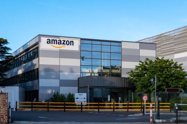 Velizy-Villacoublay, Fransa - 28 Mayıs 2022: Paris bölgesinin güneyinde hizmet veren Velizy-Villacoublay 'daki Amazon Lojistik dağıtım acentesi