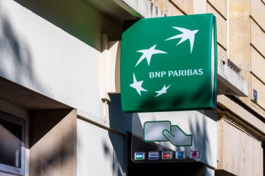 Paris, Fransa - 6 Haziran 2022: Paris 'te bir ATM şubesinin önünde Fransız bankası BNP Paribas' ın imzası ve logosu
