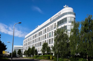 Velizy-Villacoublay, Fransa - 12 Haziran 2022: İnşaat ve kamu işlerinde uzmanlaşmış uluslararası bir Fransız grubu olan Eyfage genel merkezinin dış görünümü