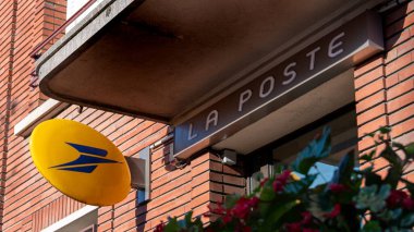 Sceaux, Fransa - 24 Temmuz 2022: Fransız La Poste şirketinin logosu ve imzası bir postanenin ön cephesinde. La Poste grubu Fransa 'daki posta hizmetlerinin ana operatörüdür.