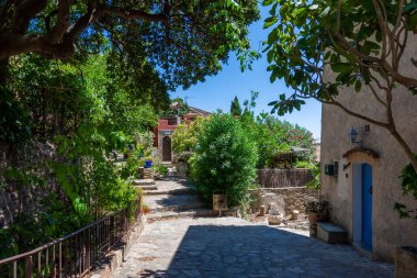 Fransa 'nın Bormes-les-Mimosas kasabasında, Varın Fransız departmanında, Provence-Alpes-Cte-d' Azur bölgesinde eski bir ara sokak.