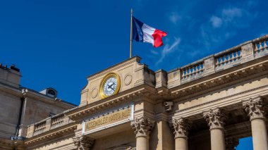 Paris, Fransa - 12 Eylül 2022: Palais Bourbon veya milletvekilleri meclisi olarak da adlandırılan Fransız Ulusal Meclisi binası cephesi, Fransa halkı tarafından parlamentoda temsilci seçildi.