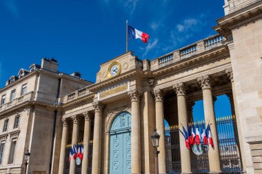 Paris, Fransa - 12 Eylül 2022: Palais Bourbon veya milletvekilleri meclisi olarak da adlandırılan Fransız Ulusal Meclisi binası cephesi, Fransa halkı tarafından parlamentoda temsilci seçildi.