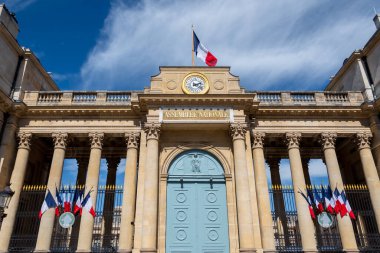 Paris, Fransa - 12 Eylül 2022: Palais Bourbon veya milletvekilleri meclisi olarak da adlandırılan Fransız Ulusal Meclisi binası cephesi, Fransa halkı tarafından parlamentoda temsilci seçildi.