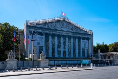 Paris, Fransa - 13 Eylül 2022: Fransız Ulusal Meclisi 'nin dış görünüşü, sütun iskelesi ve pedikür yenileme çalışmalarını kapsayan ağ örgüsü