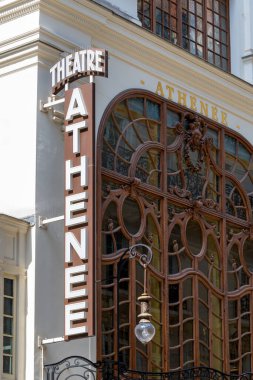 Paris, Fransa - 18 Eylül 2022: Athenee Louis-Jouvet tiyatrosunun imzası, Fransa 'nın 9.