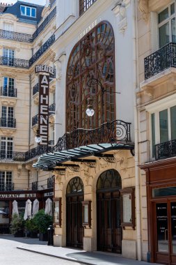 Paris, Fransa - 18 Eylül 2022: Athenee Louis-Jouvet tiyatrosu cephesinin görünüşü, Fransa 'nın 9.