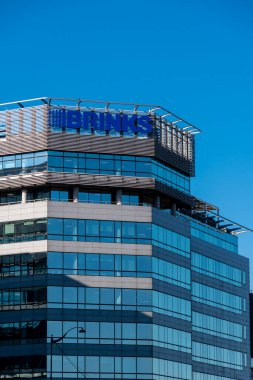 Paris, Fransa - 30 Eylül 2022: Binanın dış görünüşü Brink şirketinin Fransız karargahı, güvenlik ve koruma alanında uzmanlaşmış bir Amerikan şirketi
