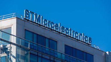 Paris, Fransa - 30 Eylül 2022: Üzerinde STMicroelectronics adı yazılı bir binanın tepesini imzalayın, elektronik çipler konusunda uzmanlaşmış bir Avrupalı şirket