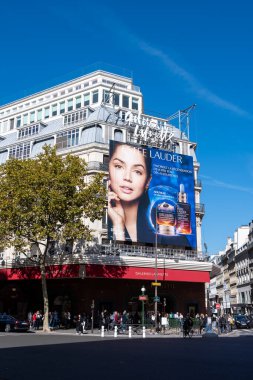 Paris, Fransa - 7 Ekim 2022: Estee Lauder, ünlü Fransız mağazası Galerisi Lafayette 'in ön cephesinde reklam panosu 