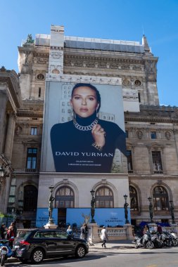Paris, Fransa - 7 Ekim 2022: David Yurman, Paris Garnier Operasının yan cephesindeki restorasyon çalışmalarının iskelesini kapsayan reklam panosu.
