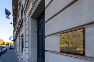 Paris, Fransa - 9 Ekim 2022: Cour de Justice de la Republique 'e Giriş, Fransa' nın suç işleme ve kabahatleri yargılama yetkisi