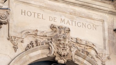Paris, Fransa - 9 Ekim 2022: Matignon Oteli 'nin oyma girişinin ayrıntıları, Fransız hükümetinin resmi konutu ve işyeri olan Matignon olarak da bilinir.