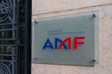 Paris, Fransa - 23 Ekim 2022: Finansal piyasaların düzenlenmesinden sorumlu Fransız idari yetkilisi Autorite des Marches Financiers 'in (AMF) girişindeki plaketin yakın çekimi