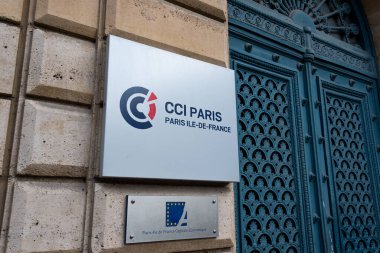 Paris, Fransa - 23 Ekim 2022: Paris Ticaret ve Sanayi Odası 'nın (CCI) Paris şube genel merkezinin girişinde logo ile imzalayın.