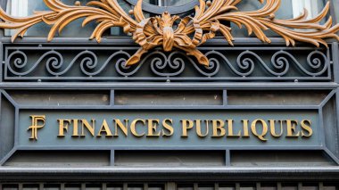 Paris, Fransa - 23 Ekim 2022: Fransız Tresor Kamu, Hazine ve Vergi Dairesi 'nin farklı bölümlerini bir araya getiren bir kurum olan bir kamu maliye merkezinin girişinde imza ve logo