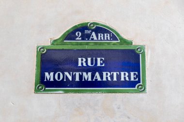 Paris, Fransa - 23 Ekim 2022: Rue Montmartre yazılı geleneksel Paris sokak tabelası, Fransa 'nın ikinci arrondissement bölgesinde yer almaktadır. 