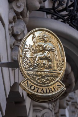 Paris, Fransa - 23 Ekim 2022: Paris, Fransa 'da bir caddede bir binanın cephesinde asılı noter tabelası. Fransa 'da noter hizmetleri ve emlak piyasası kavramları
